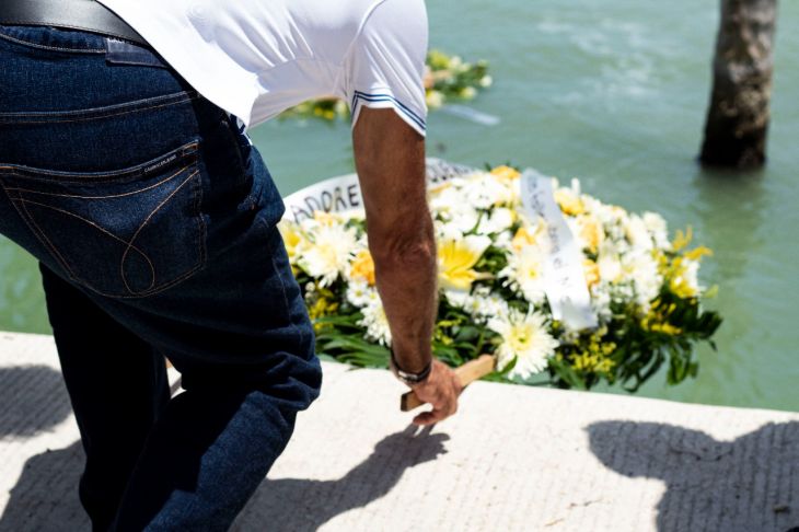 Por pescadores que perdieron la vida, dejan ofrenda en el mar de Progreso 
